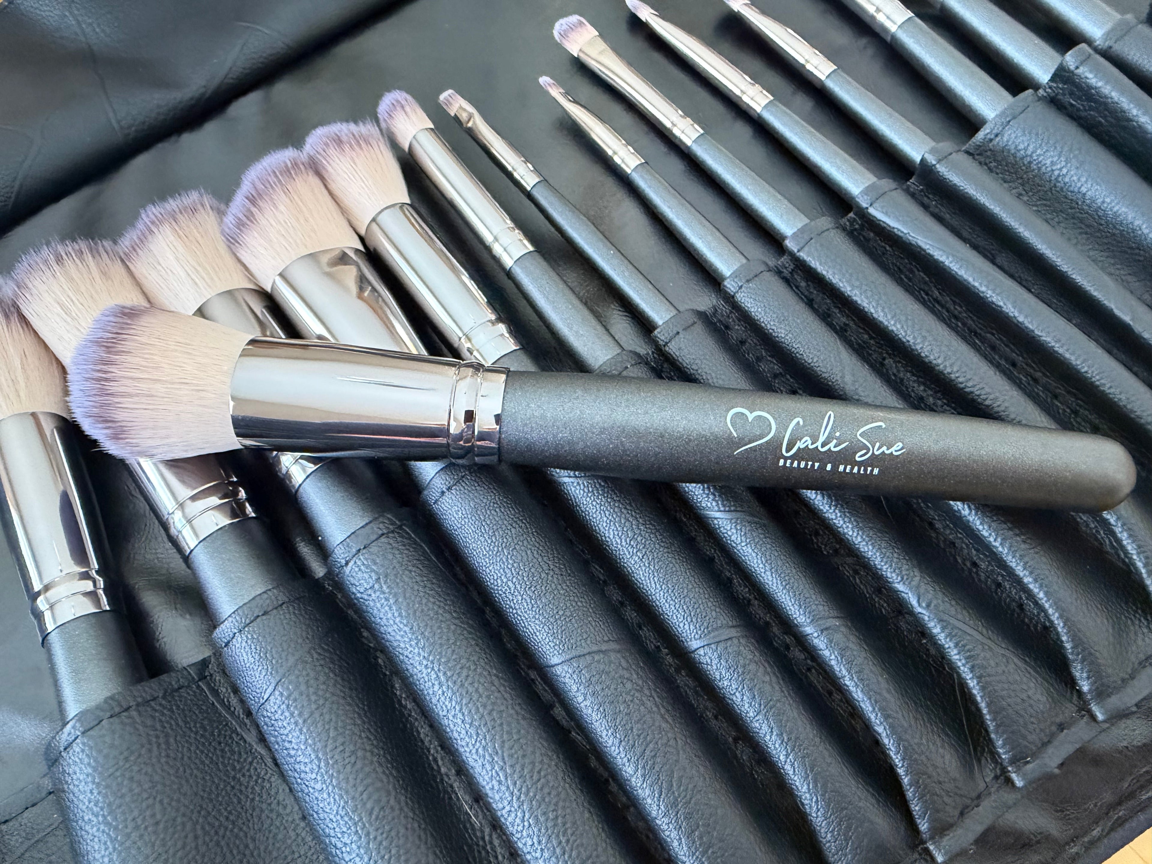 Signature 16pcs brush collection